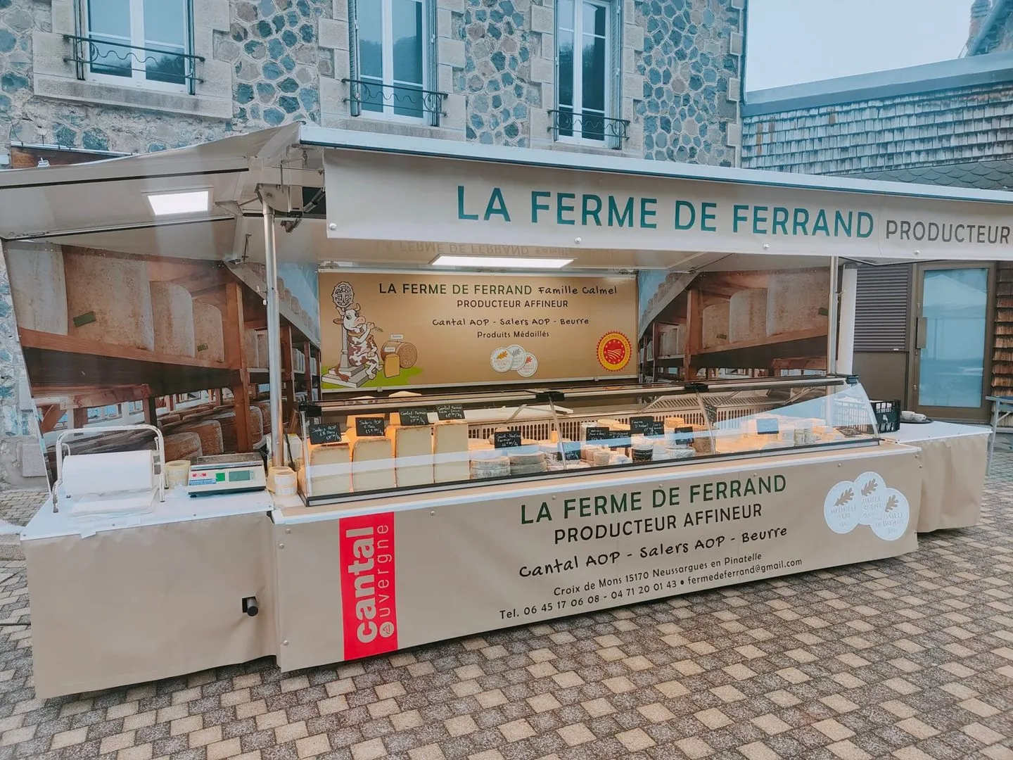 L'étal de la Ferme de Ferrand sur un marché du Cantal